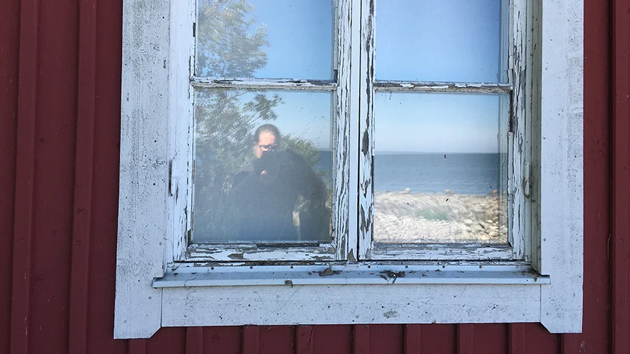 bilder på ditt utflyktsmål. foto på någon som fotograferar ett fönster.