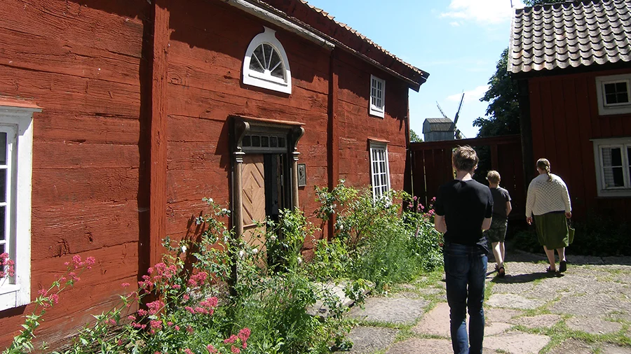 Kära grannar bild på ölands museum ett gammalt rött hus